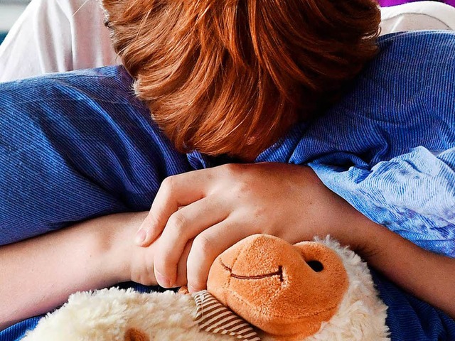 Misshandelte Kinder werden als Erwachsene eher krank.  | Foto: dpa