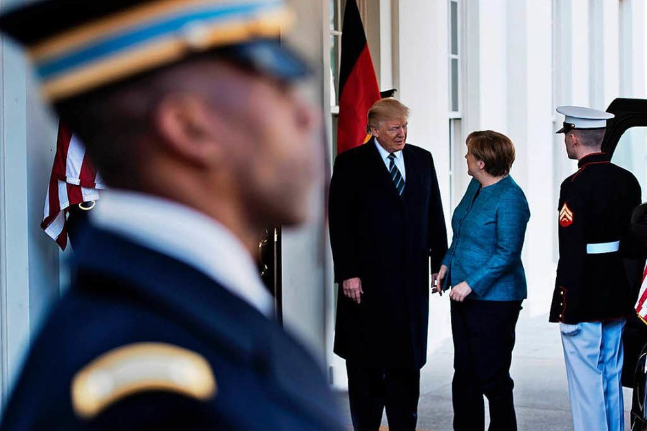Trump heißt Merkel vor dem Weißen Haus in Washington willkommen. (Foto: AFP) Trump heißt Merkel vor dem Weißen Haus in Washington willkommen. (Foto: AFP)