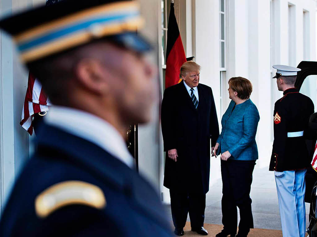 Trump heit Merkel vor dem Weien Haus in Washington willkommen.