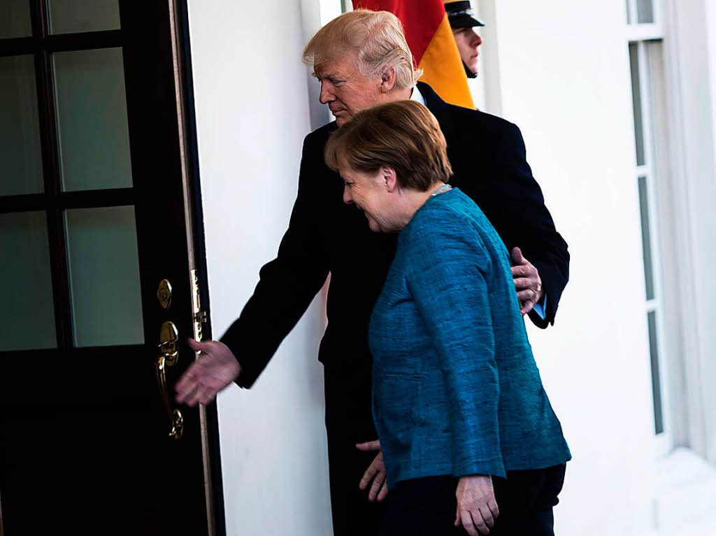 Trump heit Merkel vor dem Weien Haus in Washington willkommen.