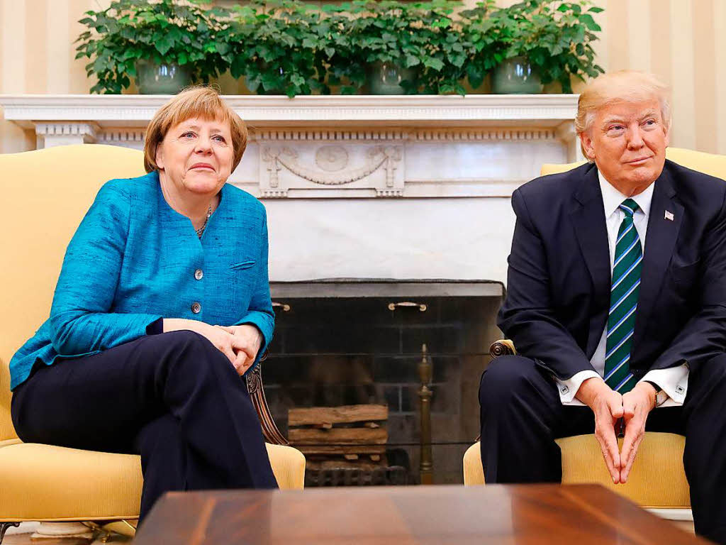 Ein freundschaftlicher Handschlag der beiden fr die Kameras im Oval Office blieb aus. Als Merkel nach einem Handschlag fragte, reagierte Trump nicht und blickte in Richtung der Fotografen. Hatte er die Frage einfach nicht gehrt?