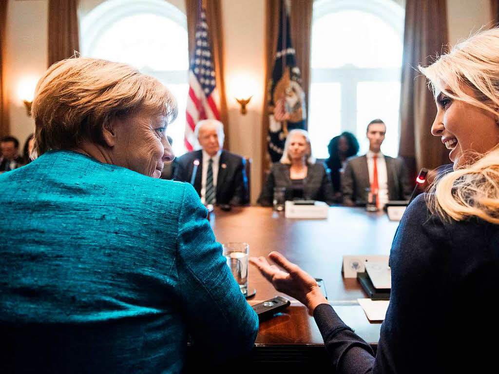 Angela Merkel und Ivanka Trump tauschen sich aus.