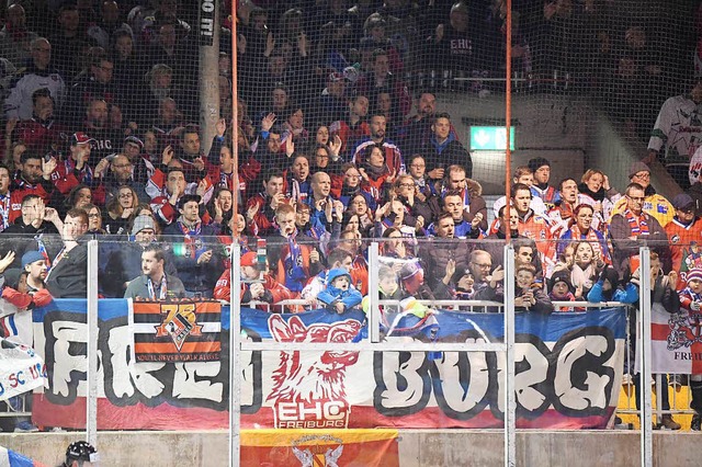 Die Fans des EHC Freiburg gaben sich k... und rhrten damit so manchen Spieler.  | Foto: Achim Keller