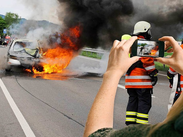 Schaulustige mit Smartphone gehren an Unfallorten zum Alltag.  | Foto: dpa Deutsche Presse-Agentur