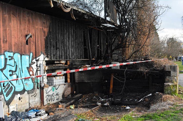An dieser Lagerhalle am Rand des Rheinparks hat es am Samstag gebrannt.  | Foto: Hannes Lauber