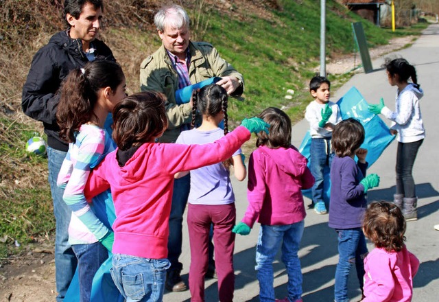 Die Kinder von der Flchtlingsunterkun...11; gewappnet mit bunten Handschuhen.   | Foto: Gerd Leutenecker