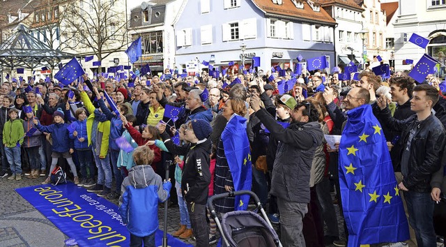 Rund 500 Menschen kamen am Sonntagnach...lse of Europe&#8220; vor dem Rathaus.   | Foto: karin Reimold