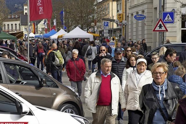 Verkaufsoffener Sonntag und Autoschau locken Passanten in die Innenstadt