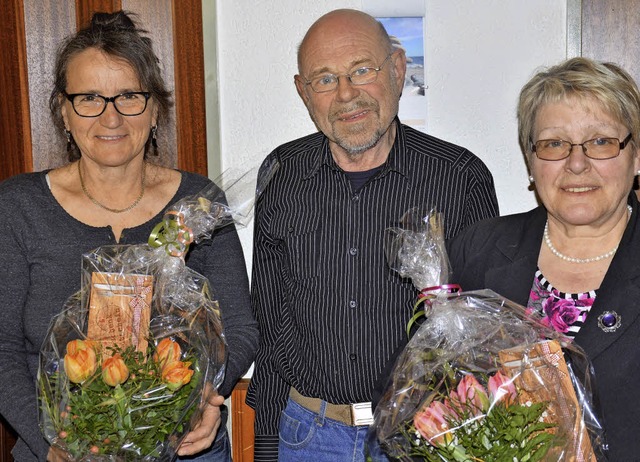 Ehrung: Inge Woelffle (links), Friedri...25 Jahre Treue zur AWO ausgezeichnet.   | Foto: Georg Diehl