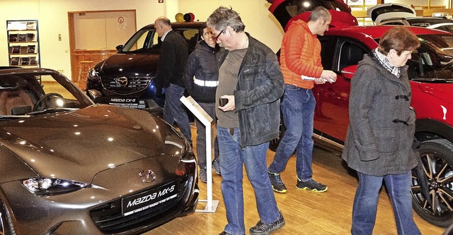 Was gibt es auf dem Automarkt Neues? W...ter die Motorhaube von 50 Fahrzeugen.   | Foto: Hans-Jrgen Hege