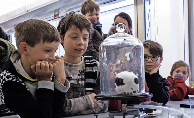 Der Schokokuss im Vakuum faszinierte die Kinder.   | Foto: Ansgar Taschinski