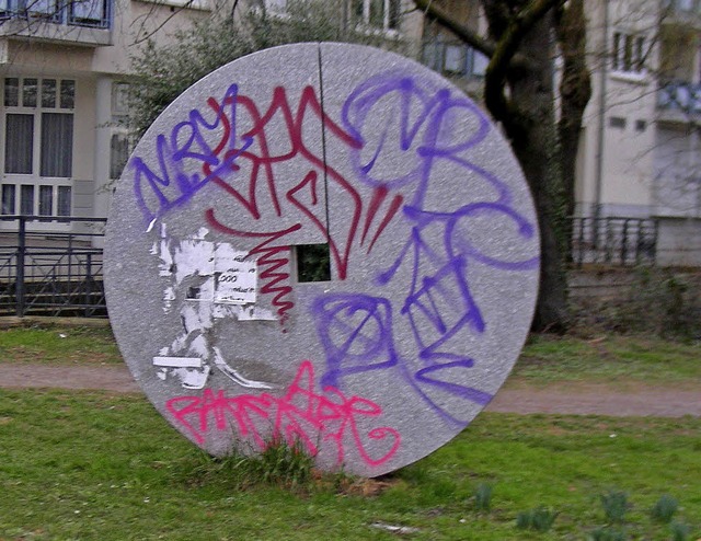 Beschmierte Granit-Skulptur des Bildhauers Alois Landmann an der Faulerstrae   | Foto: Alois Landmann