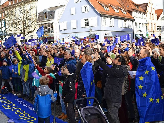 Rund 500 Menschen kamen am frhen Sonntagnachmittag vor Rathaus.  | Foto: reim