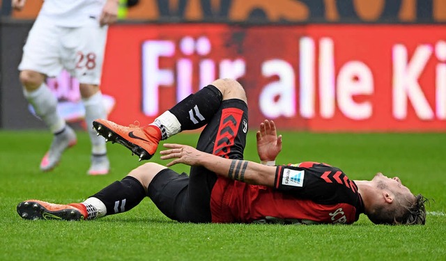 Maximilian Philipp liegt mit schmerzve...ensiven Augsburger Gangart zu leiden.   | Foto: Achim Keller