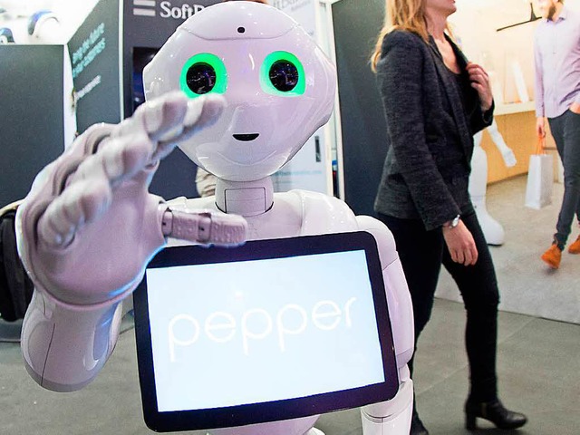 Dieser Roboter mit Namen Pepper arbeit...des japanischen Unternehmens Softbank.  | Foto: dpa