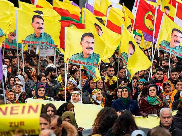 Teilnehmer der Kundgebung in Frankfurt... Bildern von PKK-Chef calan mit sich.  | Foto: dpa