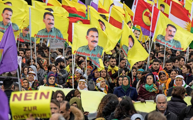 Teilnehmer der Kundgebung in Frankfurt...Bildern von PKK-Chef calan mit sich.   | Foto: dpa