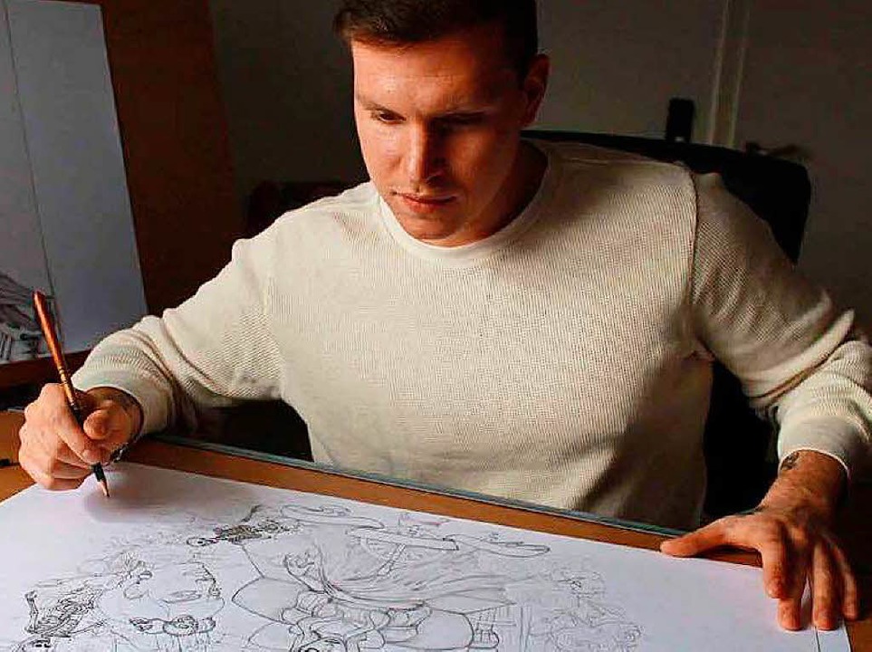 Florian Tröger beim Zeichnen  | Foto: privat