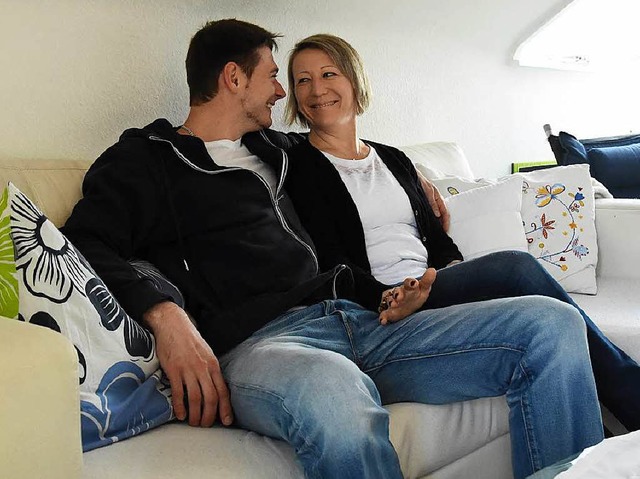 Carmen und Christian Kobsch: jetzt wieder mit Kleidern und Couch.  | Foto: Jonas Hirt