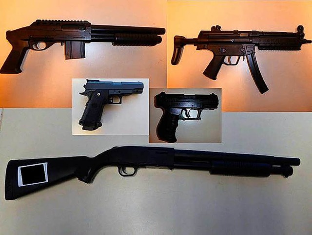 So sahen die Waffen aus, mit denen auf...stelburg &#8222;gespielt&#8220; wurde.  | Foto: Polizei