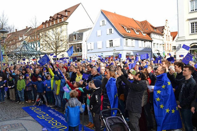 Rund 500 Demonstranten waren bei der Offenburg-Premiere von Pulse of Europe.  | Foto: reim