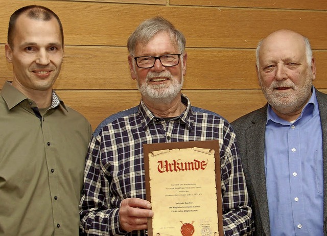 Reinhold Gnther (Mitte) ist seit 60 J...sitzende Steffen Sander gratulierten.   | Foto: Wolfgang Beck