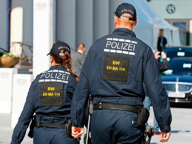 Polizeibeamte bei Vorbereitungen zum G20-Gipfel in Baden-Baden  | Foto: dpa