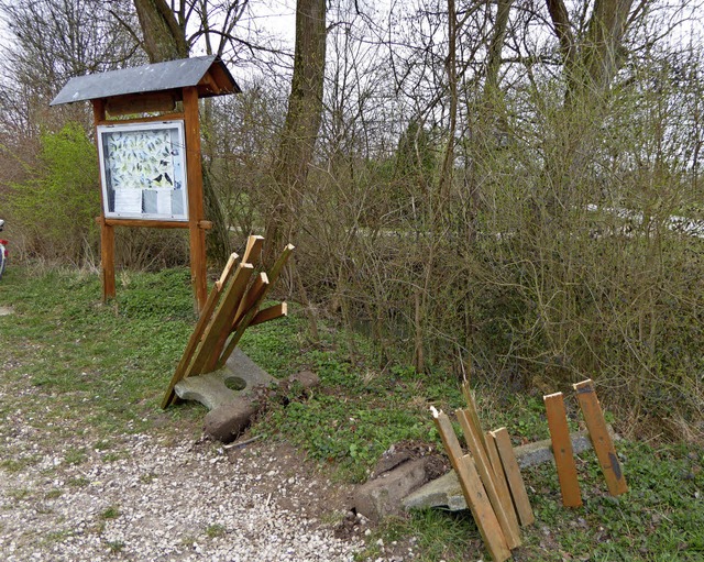 Wer hat die Sitzbank zersgt? Die Natur- und Vogelfreunde wssten das zu gern.   | Foto: Wiesler