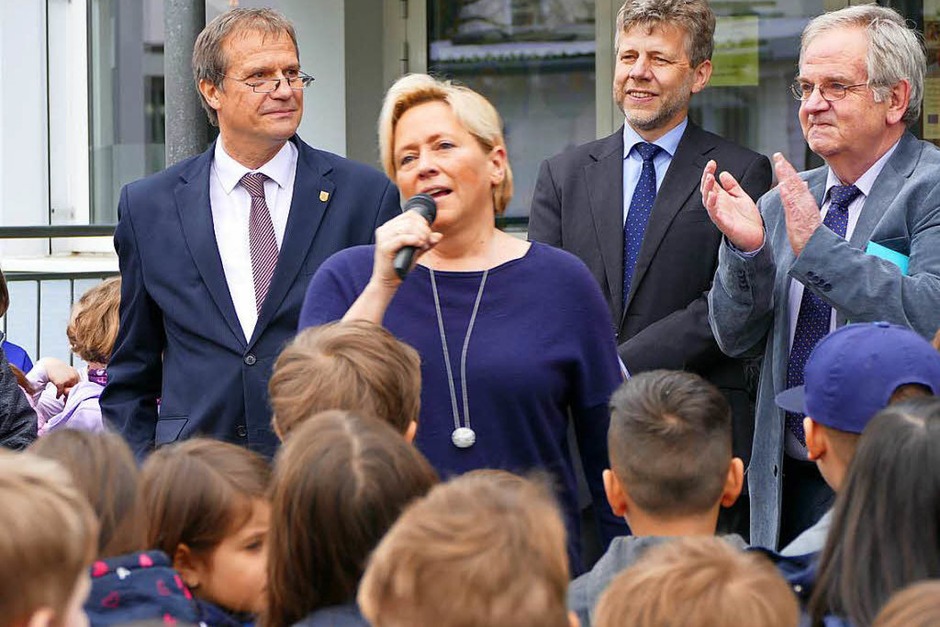 Begeistert über den Schulgesang: Kultusministerin Susanne Eisenmann (Foto: Ingrid Böhm-Jacob) Begeistert über den Schulgesang: Kultusministerin Susanne Eisenmann (Foto: Ingrid Böhm-Jacob)