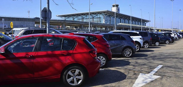 Der Parkraum am  Euro-Airport stt zu Spitzenzeiten an seine Grenzen.   | Foto: Annette Mahro