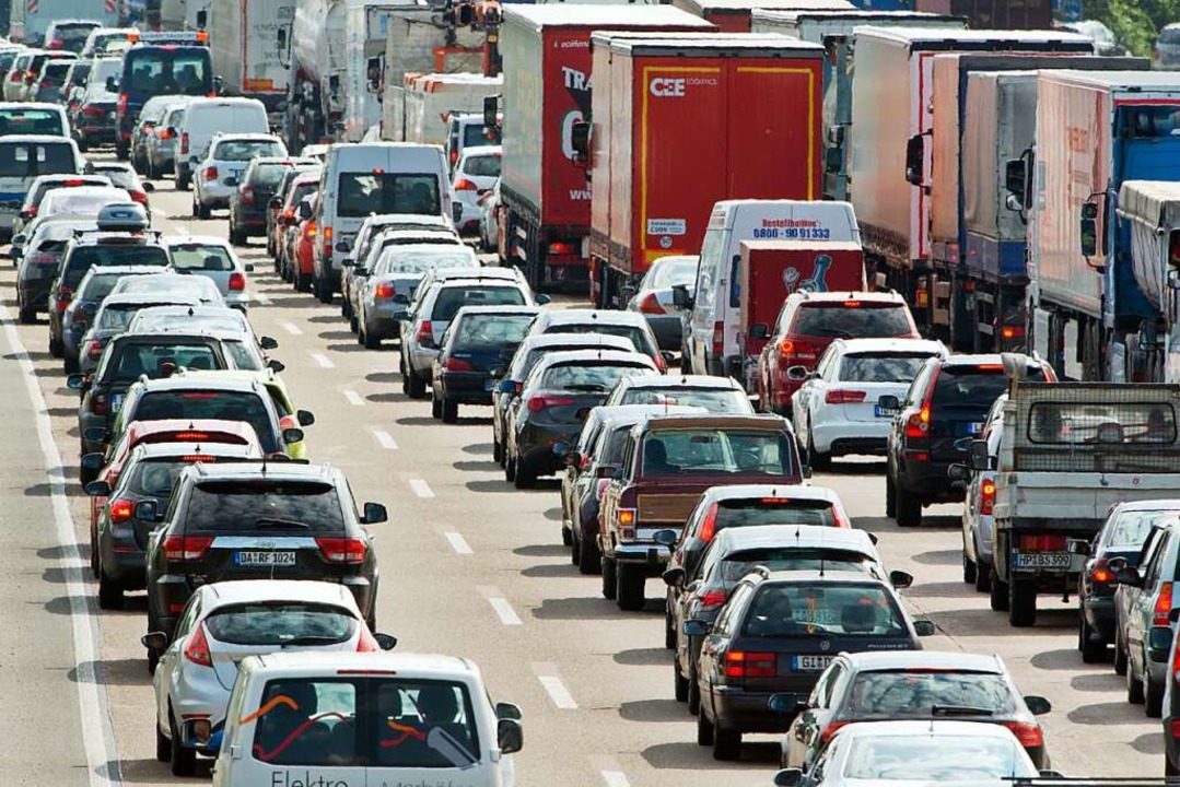Nach einem Unfall auf der A5 bei Bhl ...e die rechte Fahrspur gesperrt werden.  | Foto: dpa