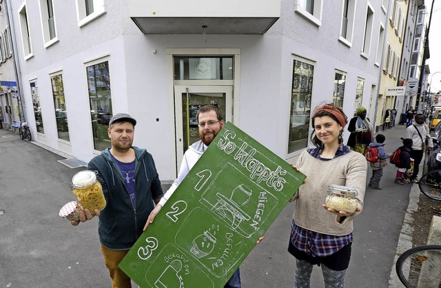 Diese drei Unternehmer sagen dem Verpa...tsrume sind im Hintergrund zu sehen.   | Foto: Ingo Schneider
