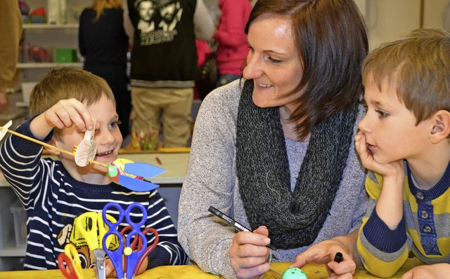 Doreen Brettschneider bastelte mit ihr...markt des Montessori-Zentrums Ortenau.  | Foto: REimold