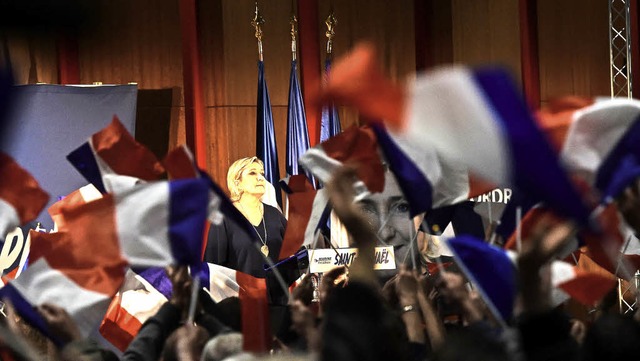 Fr ihre Anhnger ist sie eine Lichtge...Le Pen beim Wahlkampf in Sdfrankreich  | Foto: AFP