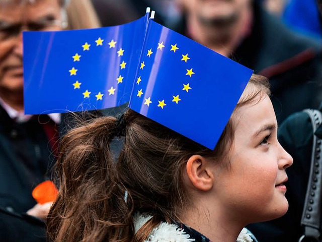 Ein junges Mdchen demonstriert in Frankfurt fr die europische Idee.  | Foto: dpa