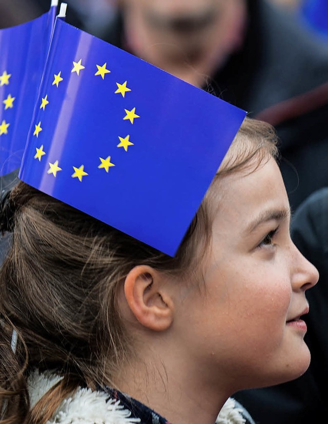 Ein junges Mdchen demonstriert in Frankfurt fr die europische Idee.  | Foto: dpa