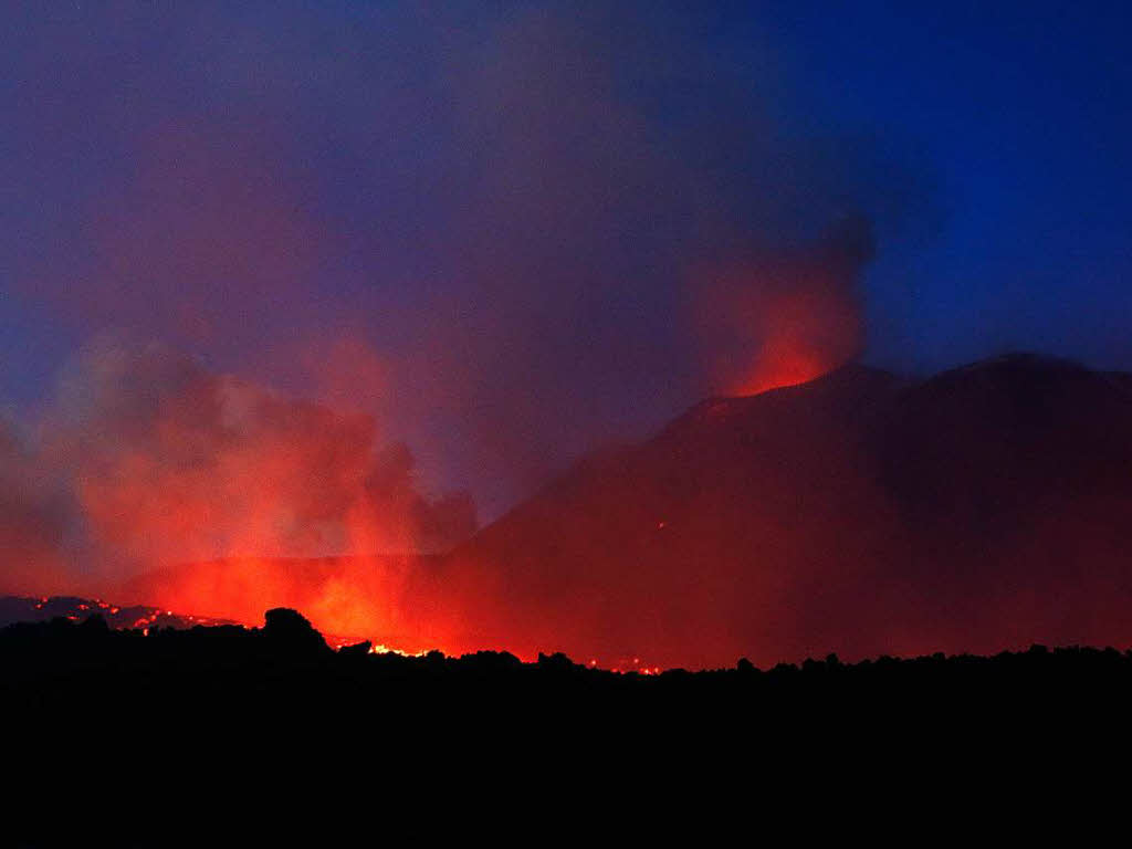 Europas grter aktiver Vulkan, tna auf Sizilien, spuckt wieder Asche.