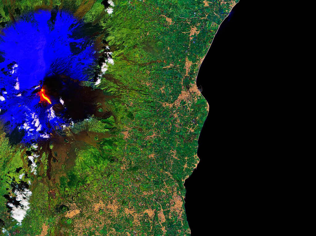 Eine Aufnajme des Satelliten Sentinel 2A vom 16.03.2017 zeigt einen Ausbruch des Vulkans tna in Italien.