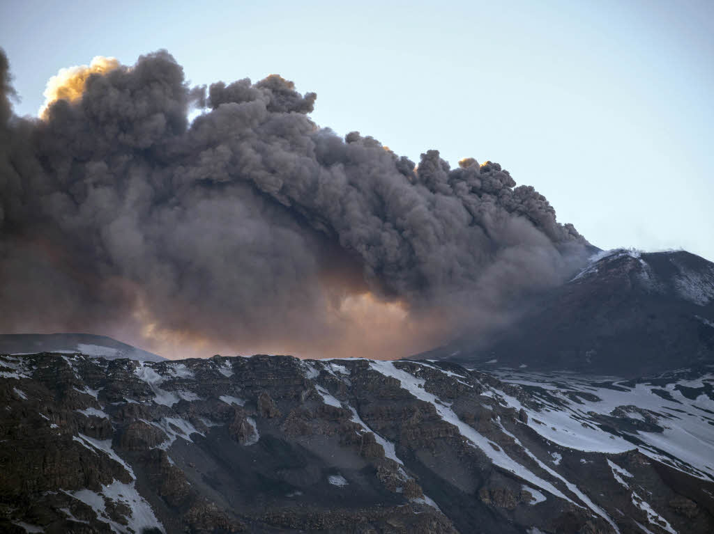 Europas grter aktiver Vulkan, tna auf Sizilien, spuckt wieder Asche.