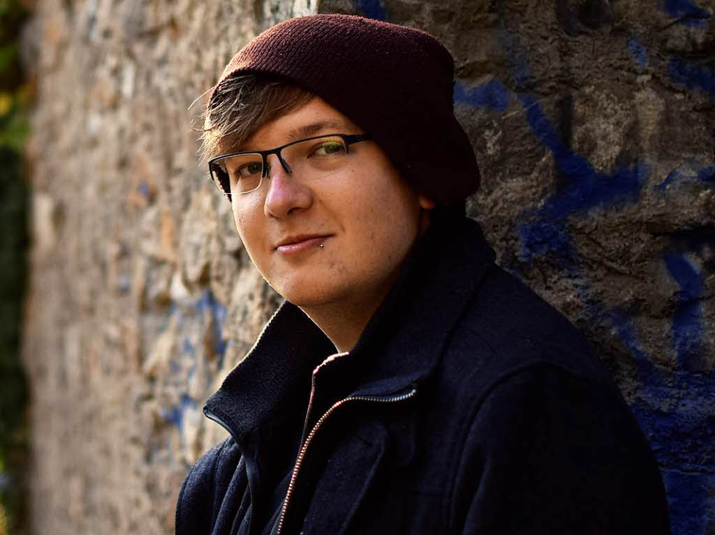 Thilo Dierkes (21) ist Poet, Gewinner des Literaturpreises Open Mike in der Kategorie „Prosa“ (Gewinnertext „Von Ajaccio her“) und arbeitet zur Zeit an seinem ersten Buch.