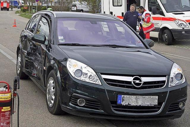 Nach Kollision in Auto eingeklemmt