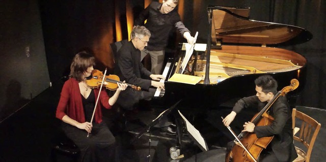 Das Varnhagen-Trio in der Kumedi: Katr...(Cello) beim  Kammerkonzert in Riegel.  | Foto: ILona Hge