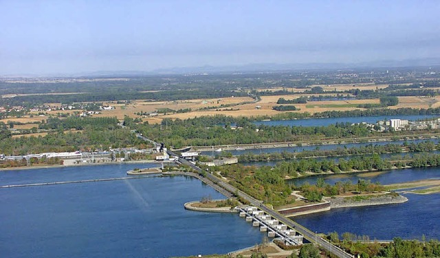 Die in die Jahre gekommene Rheinbrcke...mals noch ohne Fischtreppe und Radweg   | Foto: Archivfoto: Assmann
