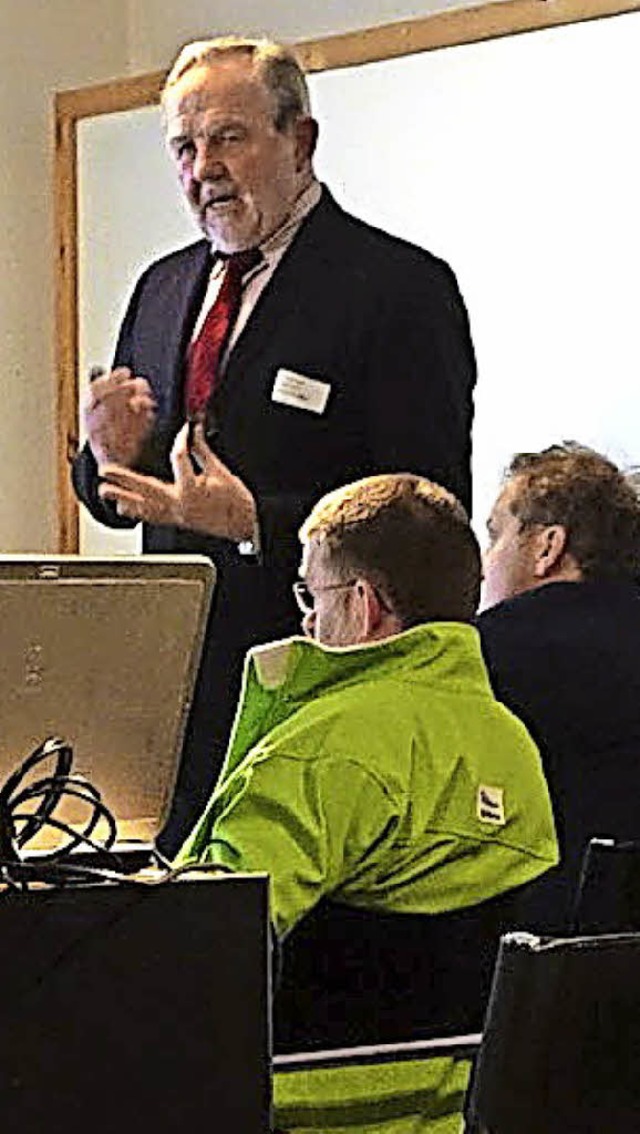 Professor Weissmller bei seinem Vortrag in Schopfheim.   | Foto: Hege