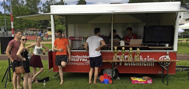 Schmuckes Gefhrt in rot-wei: das FVE-Clubmobil.  | Foto: Verein