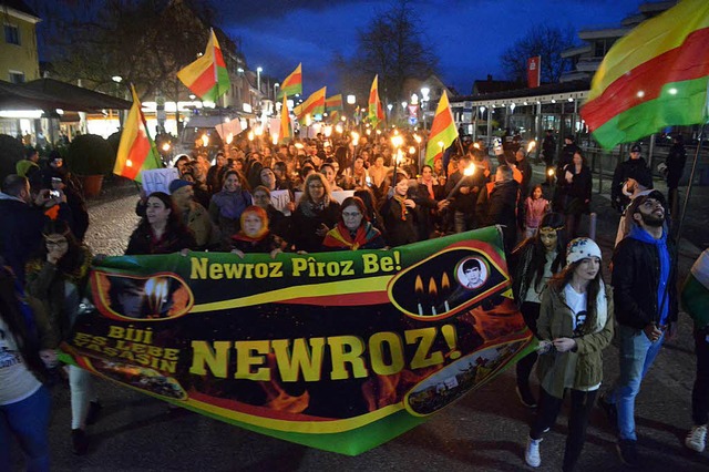 Gut 200 Demonstranten starteten am Sparkassenplatz Richtung Friedlingen.  | Foto: Hannes Lauber