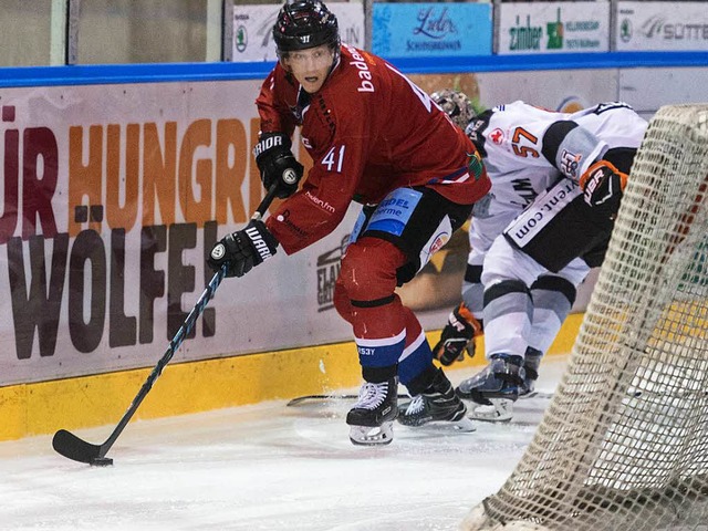 Jannik Herm behauptet die Scheibe hinter dem Tor.  | Foto: Patrick Seeger