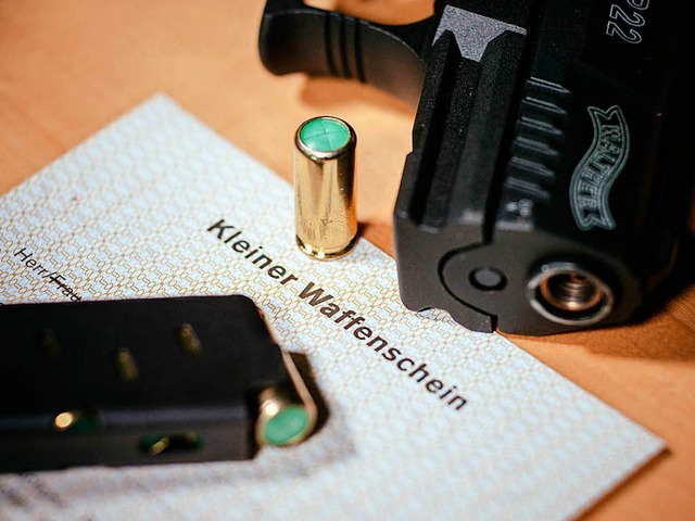 Um eine Schreckschuss-Pistole fhren z...en &#8222;Kleinen Waffenschein&#8220;.  | Foto: dpa