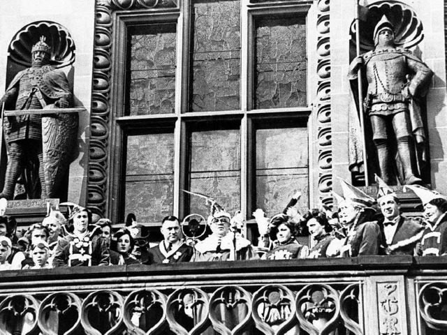 OB Franz Kerber (Mitte, mit Amtskette)1936 an Fasnacht auf dem Rathausbalkon.  | Foto: privat
