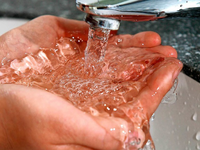 Wasser kommt im Elztal fast berall &#... aus dem ffentlichen Trinkwassernetz.  | Foto: dpa